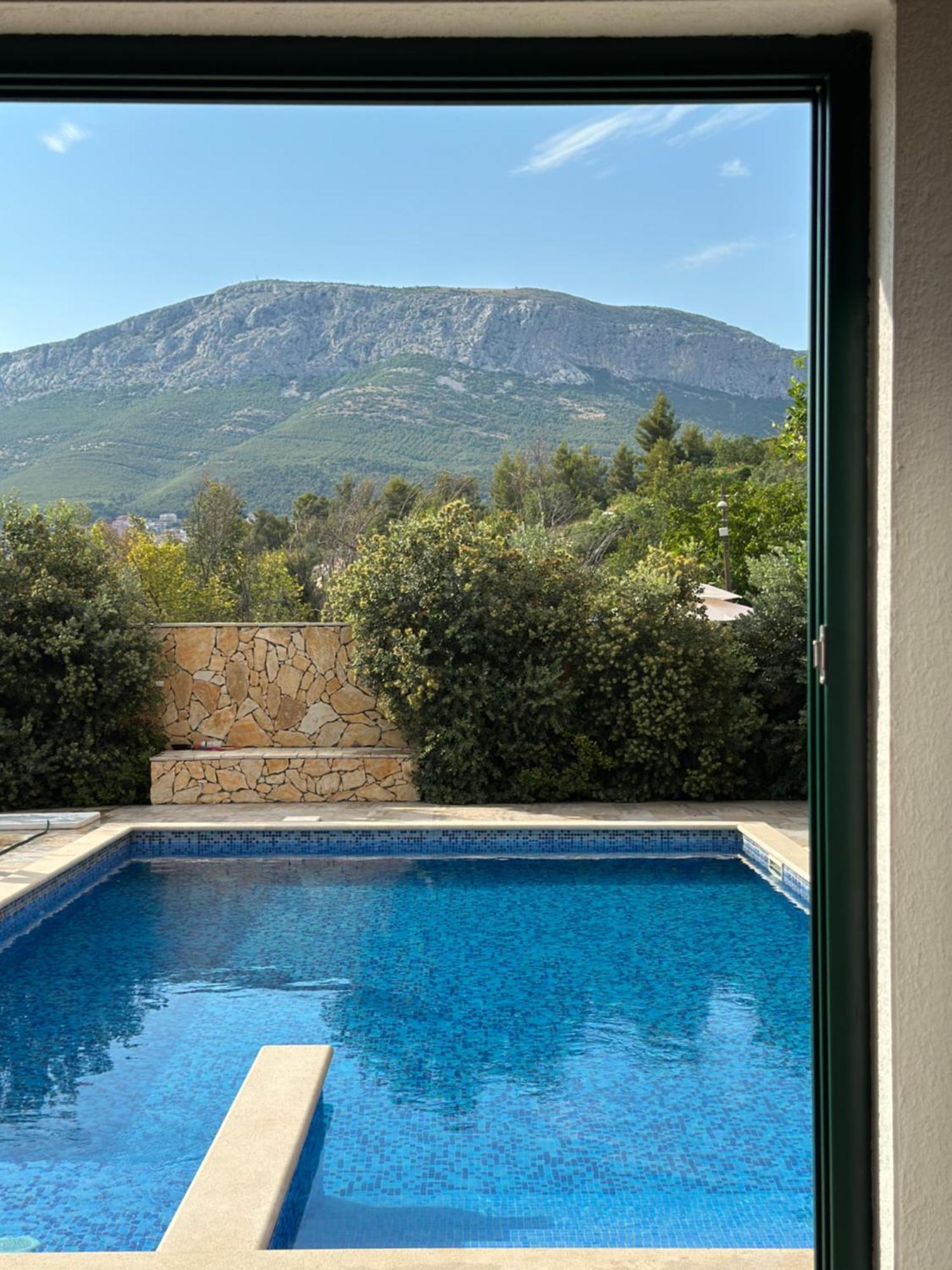 Stunning Gold With Pool Apartman Solin