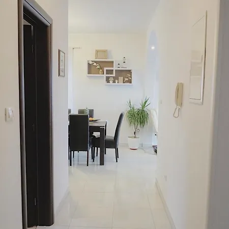 Stunning Gold Apartment With Pool Solin Exterior photo