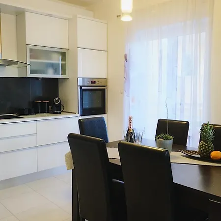 Stunning Gold Apartment With Pool Solin Exterior photo
