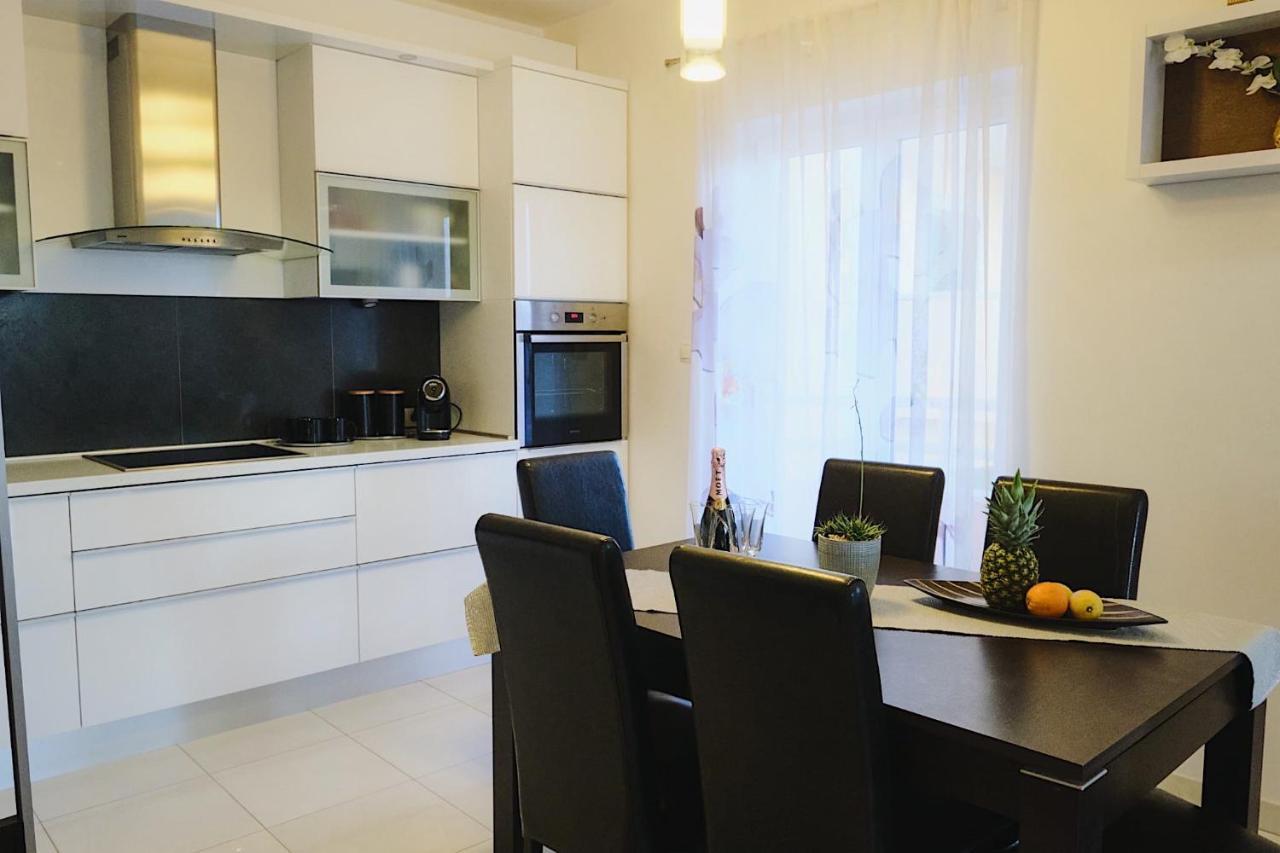 Apartment Stunning Gold With Pool Solin