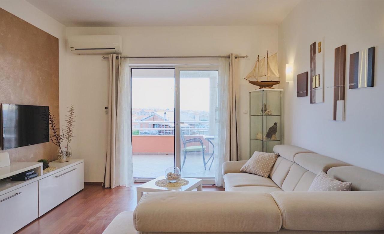 Stunning Gold With Pool Apartment Solin