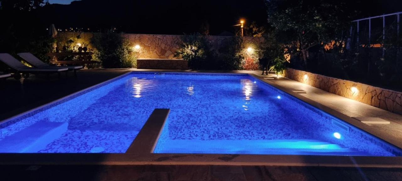 Apartment Stunning Gold With Pool