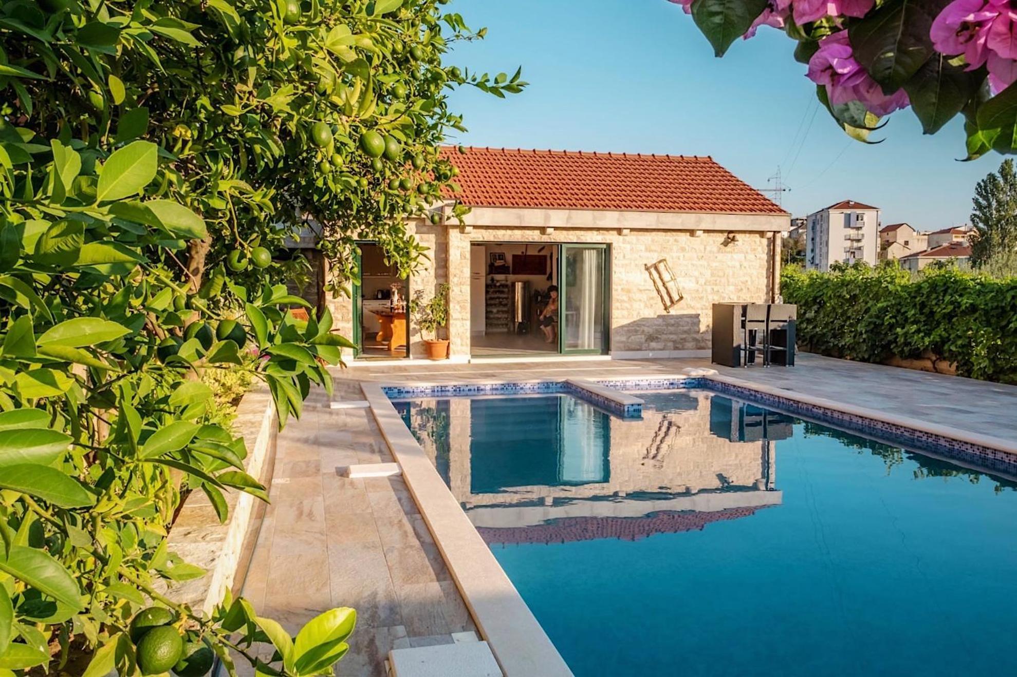 Stunning Gold With Pool *