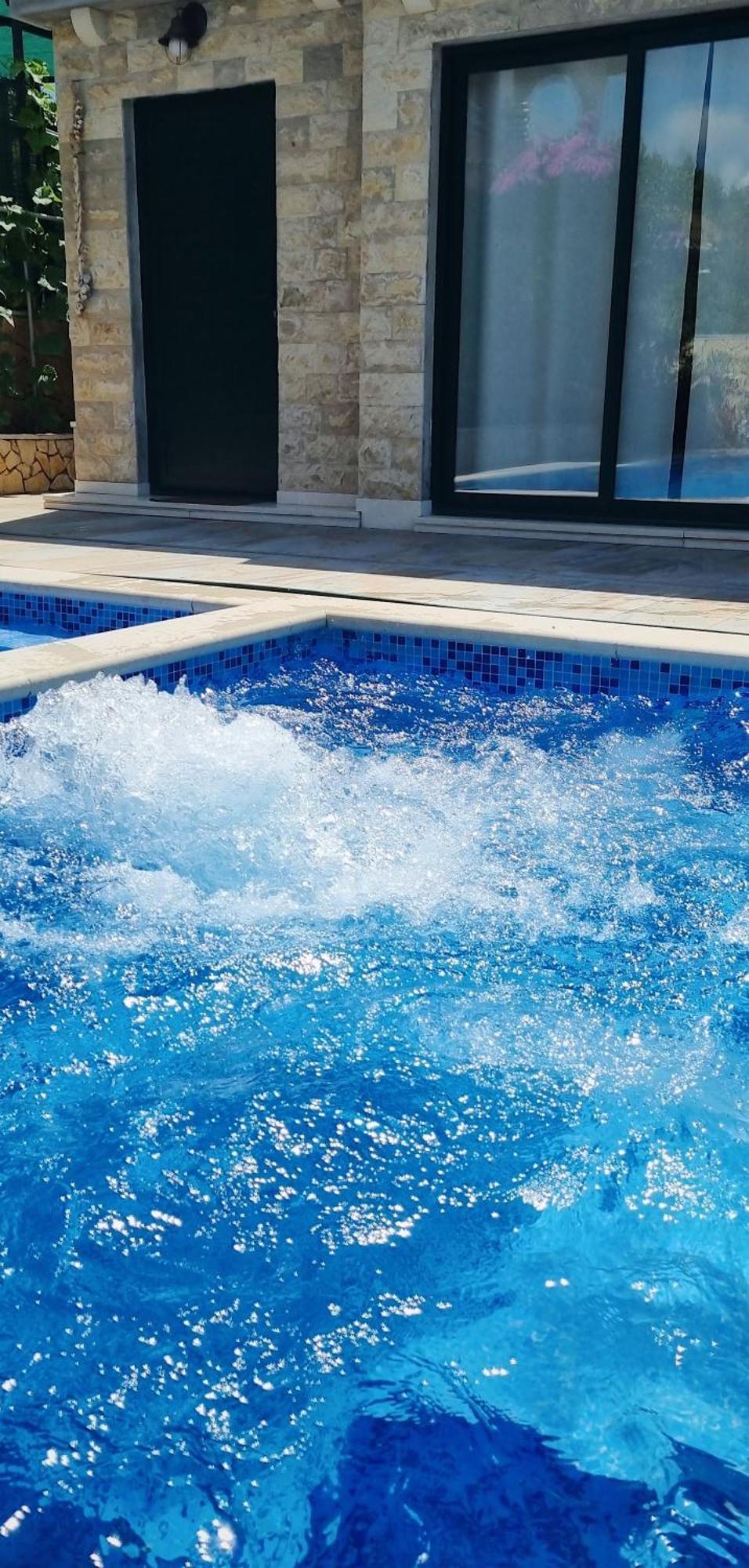 Stunning Gold With Pool * Solin
